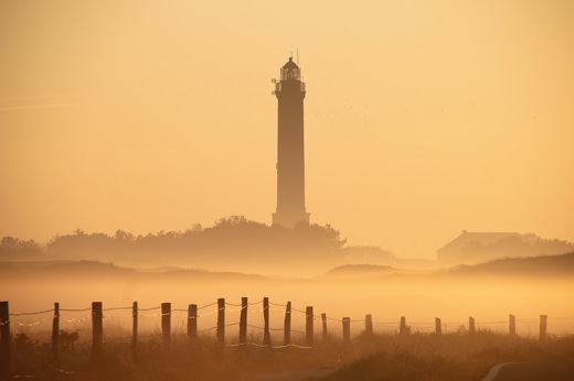 Nebel Dünen Leuchtturm Norderney morgens