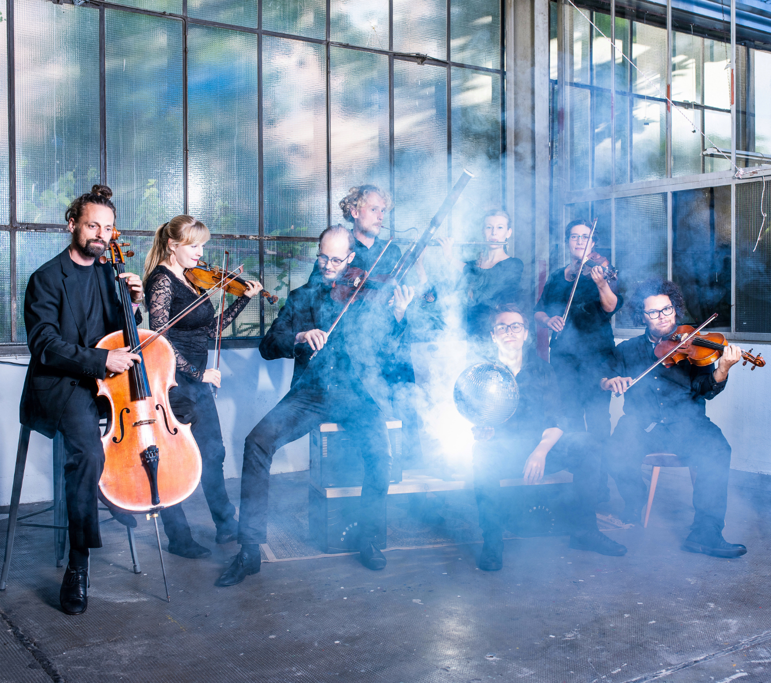 Orchester im Treppenhaus. Foto: Moritz Küstner